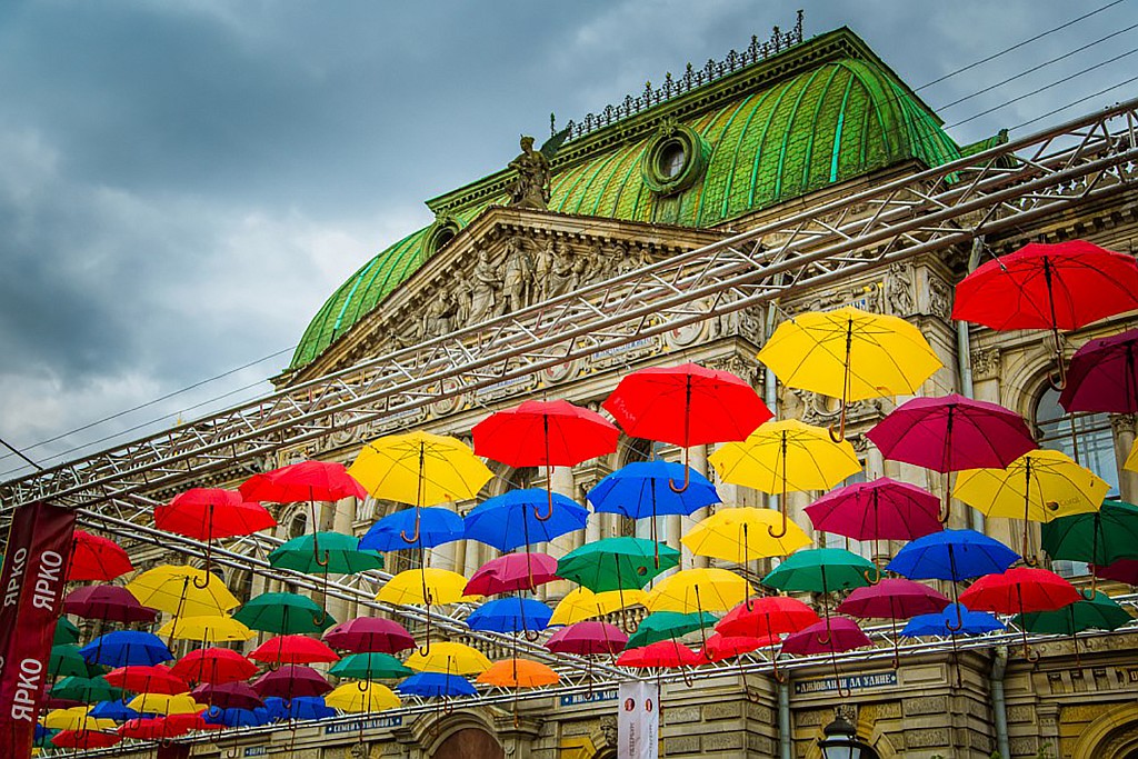 Аллея парящих зонтиков в Санкт-Петербурге 2018